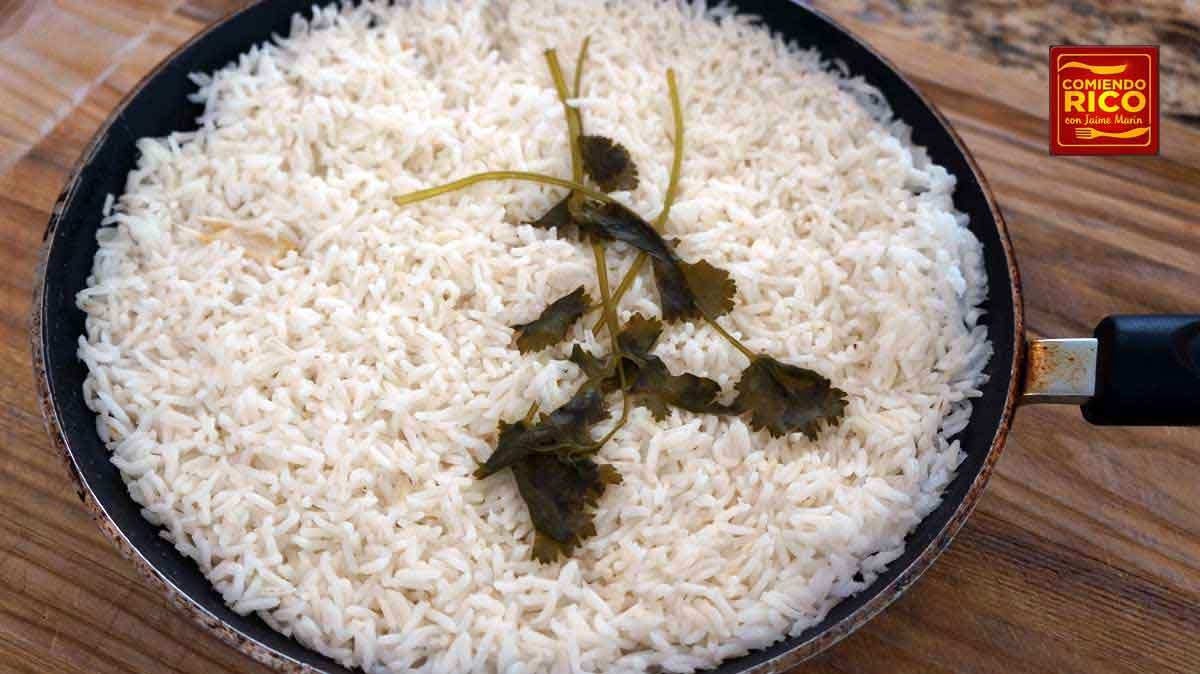 arroz blanco en el sarten, comiendo rico