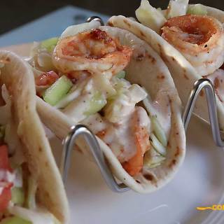tacos de camaron, comiendo rico