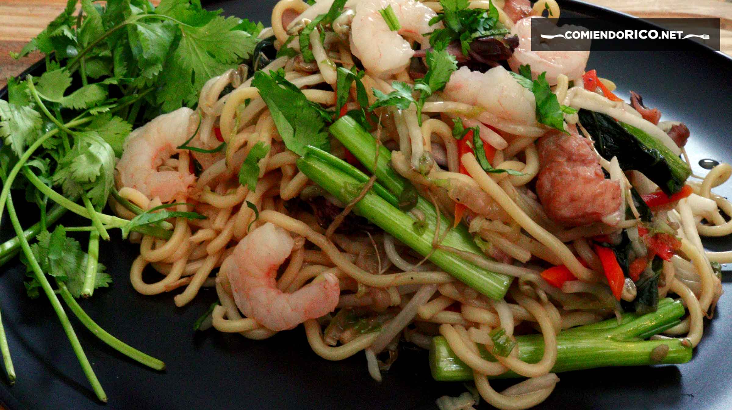 pasta china a la cacerola, comiendo rico